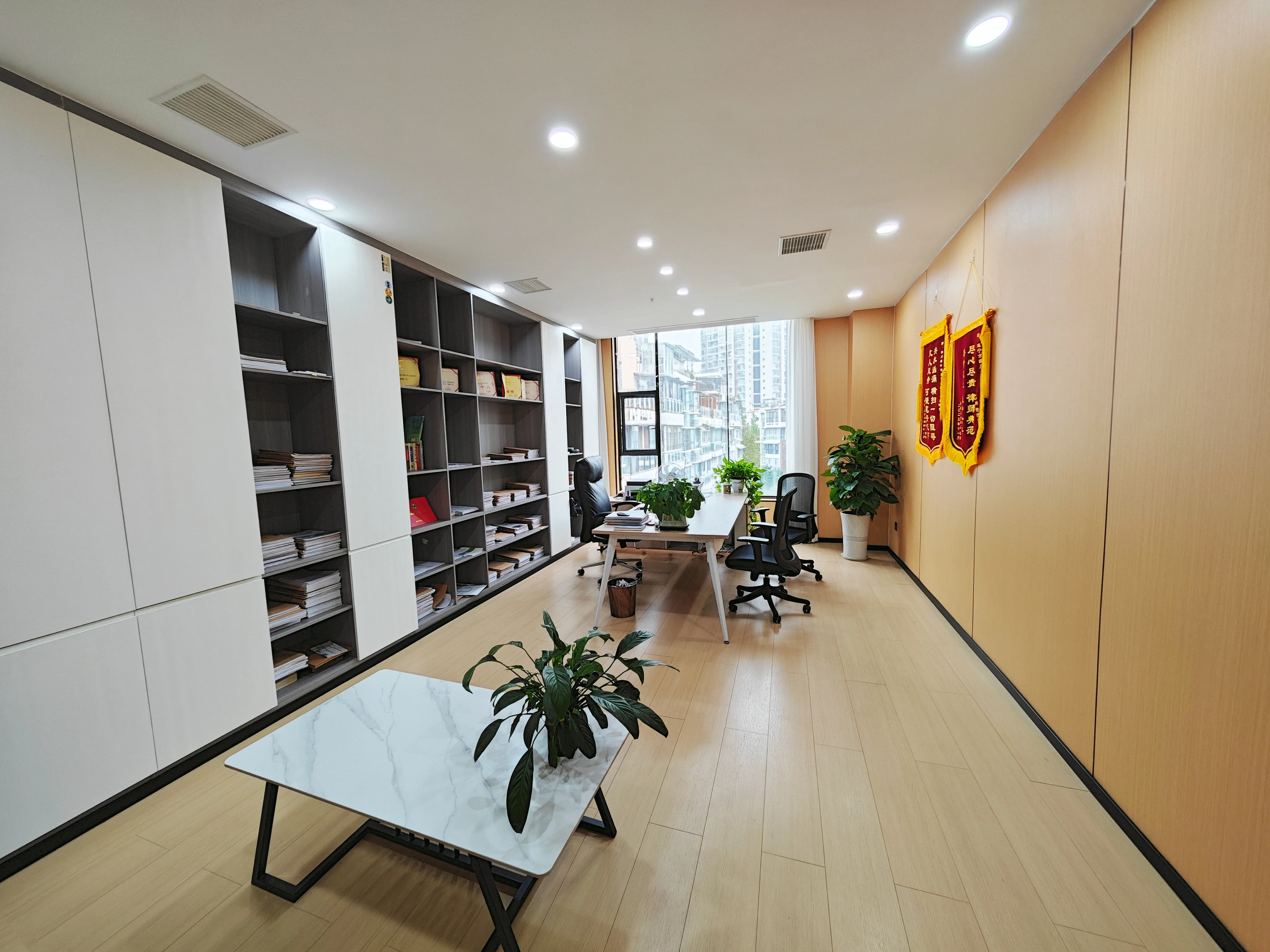 带资料书架的律师工作空间